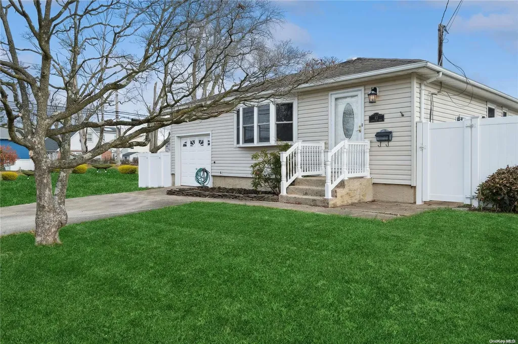 43 Lafayette Road West Babylon NY 11704