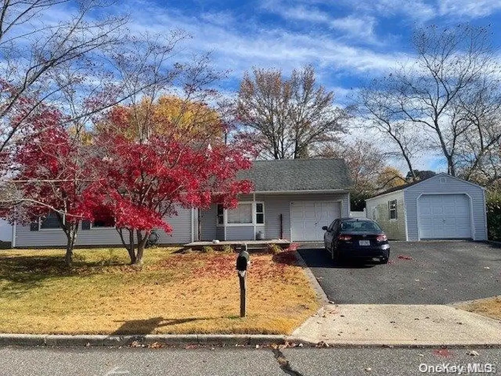 17 Ash Drive Medford NY 11763