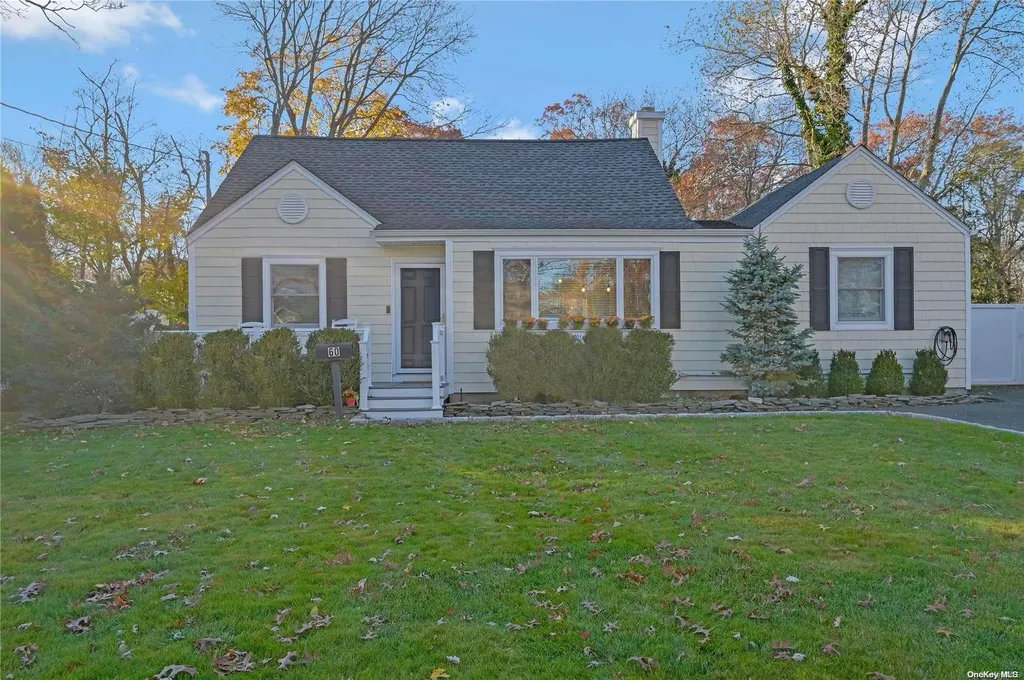 60 Gladstone Avenue West Islip NY 11795