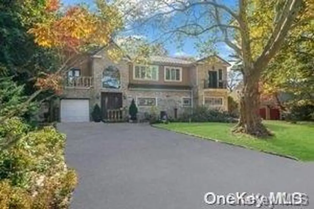 8 Ridge Drive E Roslyn NY 11576
