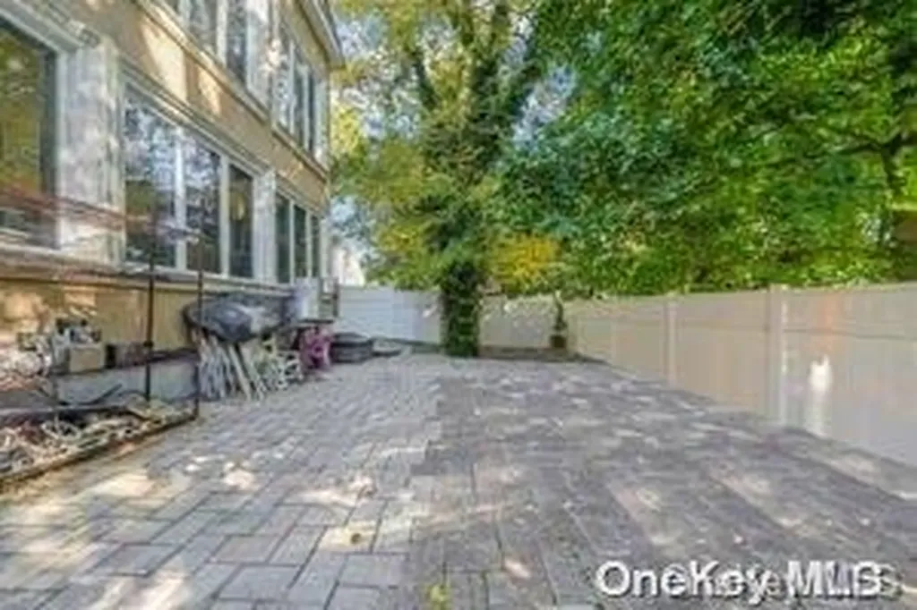 8 Ridge Drive E Roslyn NY 11576