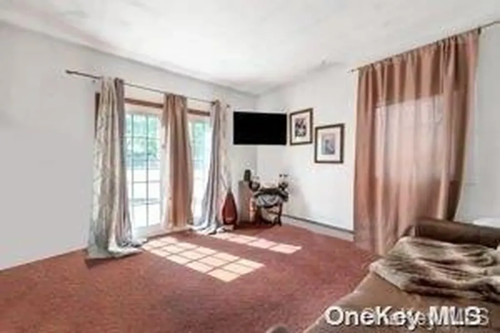 8 Ridge Drive E Roslyn NY 11576