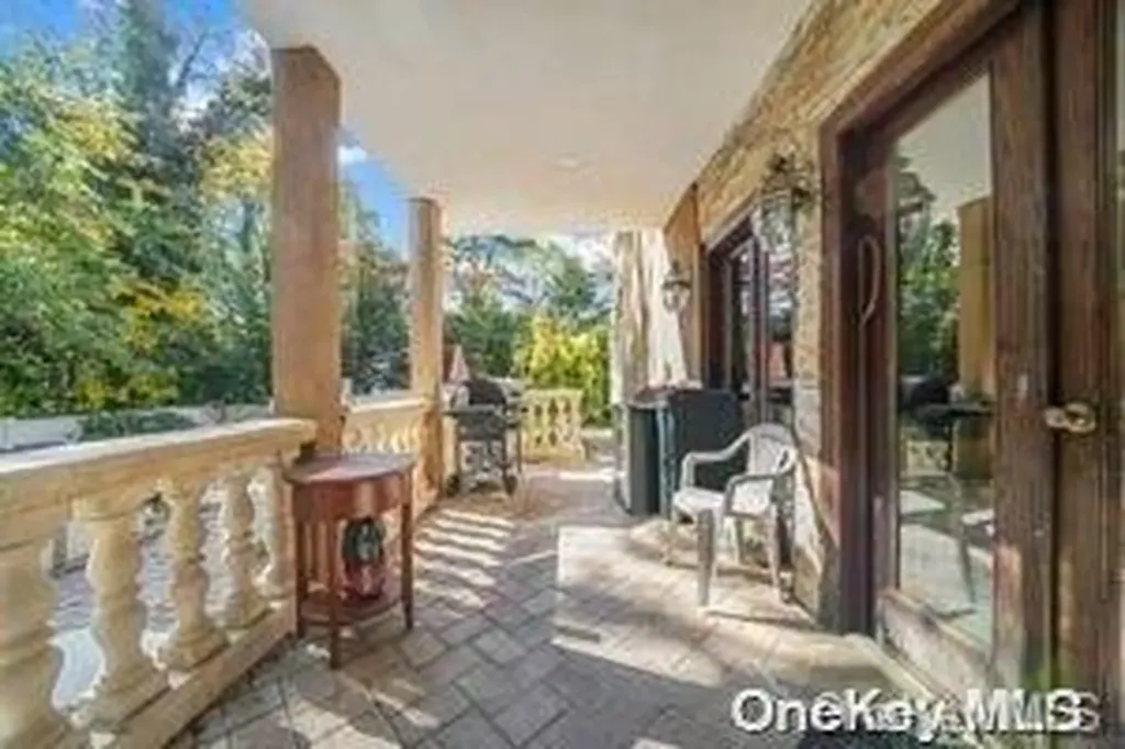 8 Ridge Drive E Roslyn NY 11576