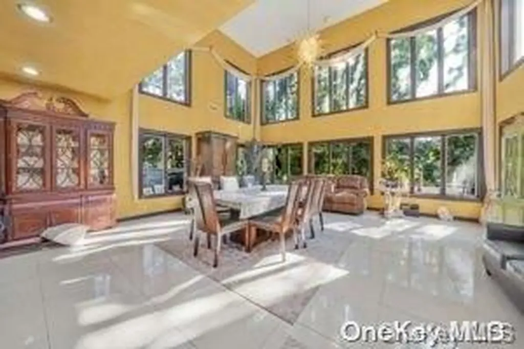 8 Ridge Drive E Roslyn NY 11576