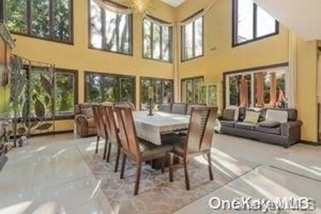 8 Ridge Drive E Roslyn NY 11576