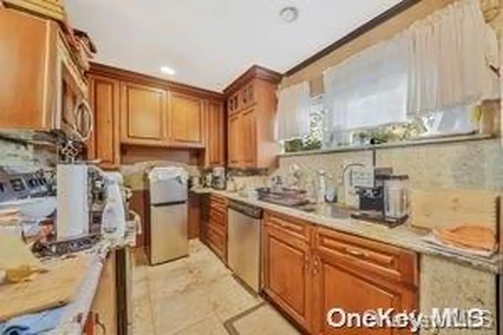 8 Ridge Drive E Roslyn NY 11576