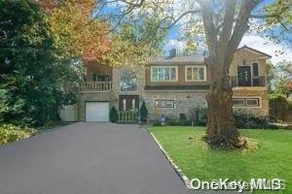 8 Ridge Drive E Roslyn NY 11576
