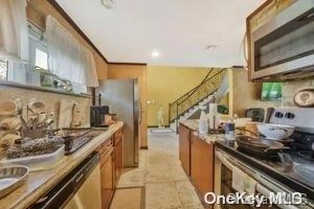 8 Ridge Drive E Roslyn NY 11576