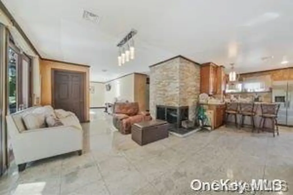 8 Ridge Drive E Roslyn NY 11576