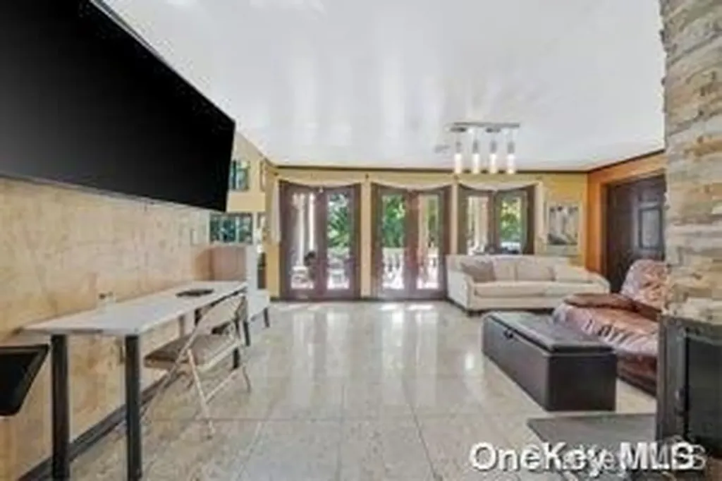 8 Ridge Drive E Roslyn NY 11576