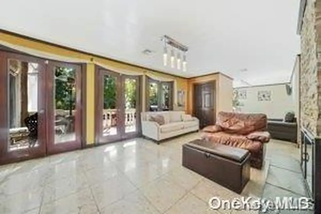 8 Ridge Drive E Roslyn NY 11576
