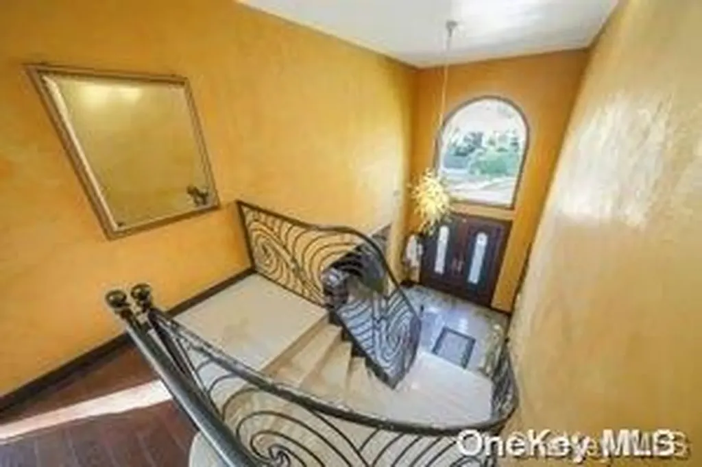 8 Ridge Drive E Roslyn NY 11576