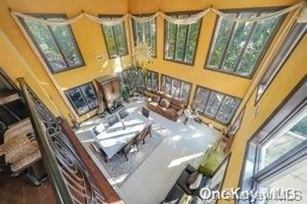 8 Ridge Drive E Roslyn NY 11576