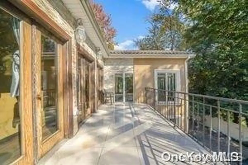 8 Ridge Drive E Roslyn NY 11576