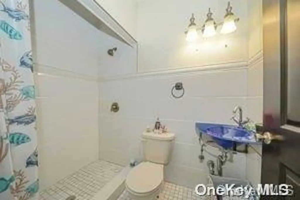 8 Ridge Drive E Roslyn NY 11576