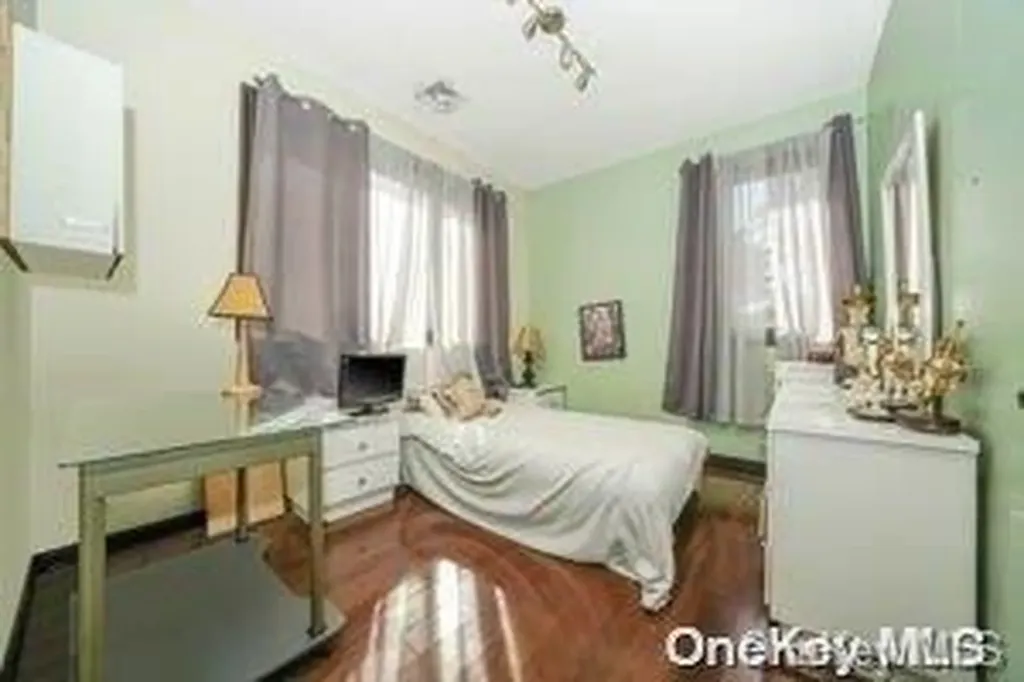 8 Ridge Drive E Roslyn NY 11576