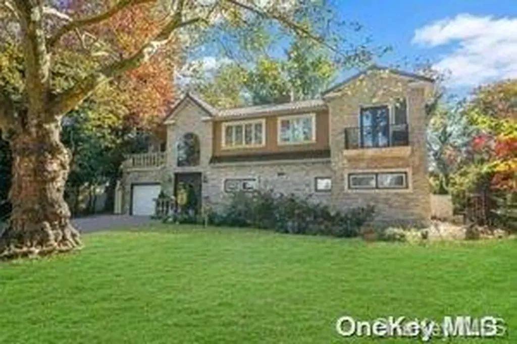 8 Ridge Drive E Roslyn NY 11576