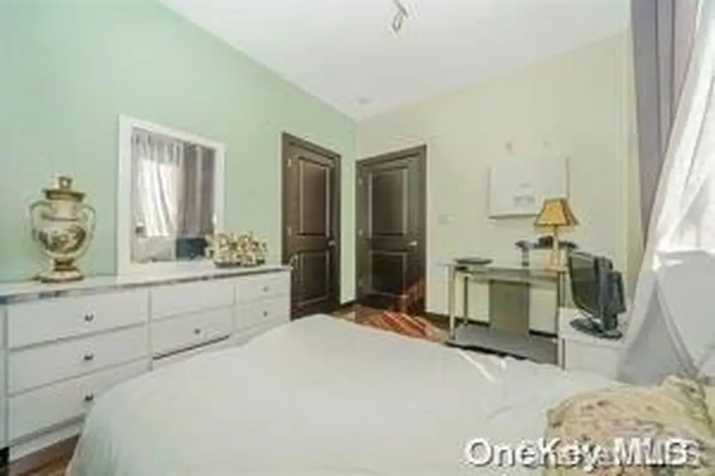 8 Ridge Drive E Roslyn NY 11576