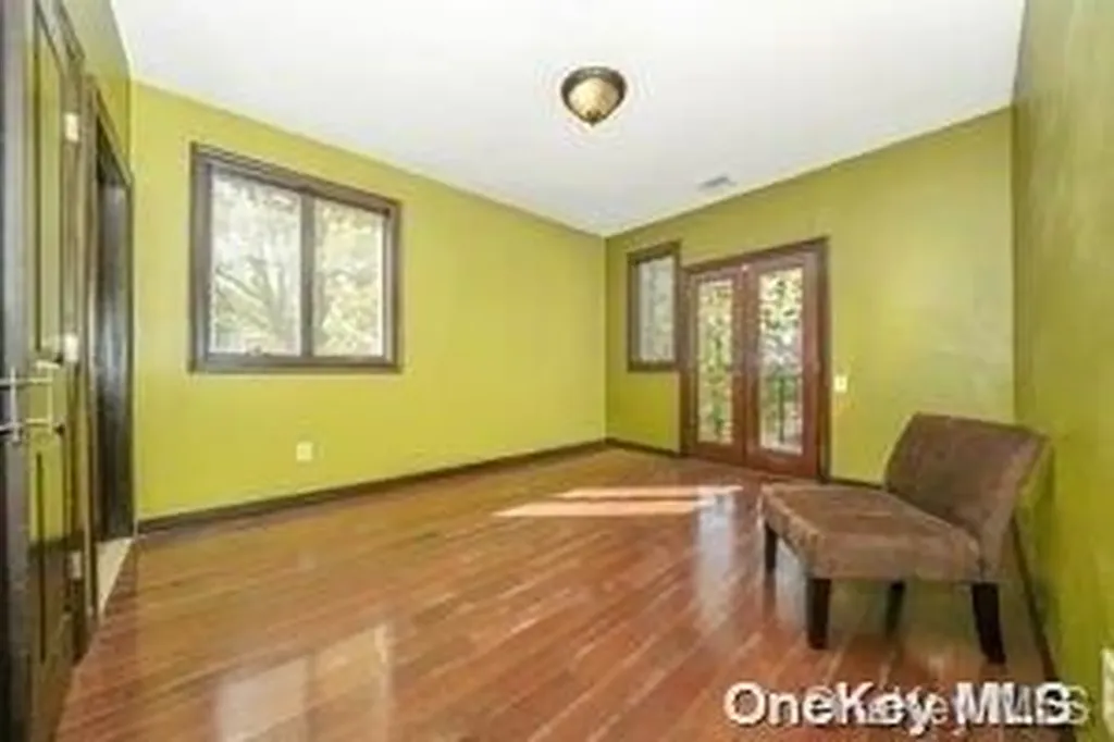 8 Ridge Drive E Roslyn NY 11576