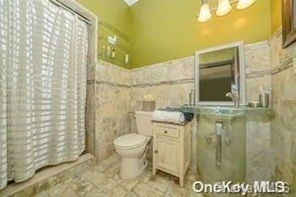 8 Ridge Drive E Roslyn NY 11576