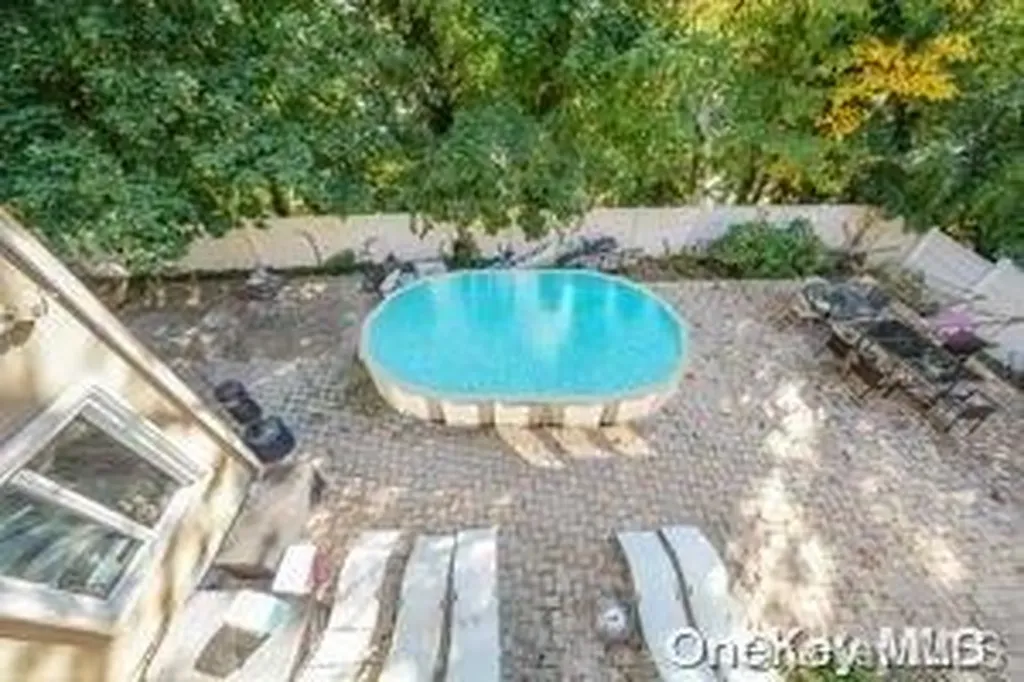 8 Ridge Drive E Roslyn NY 11576