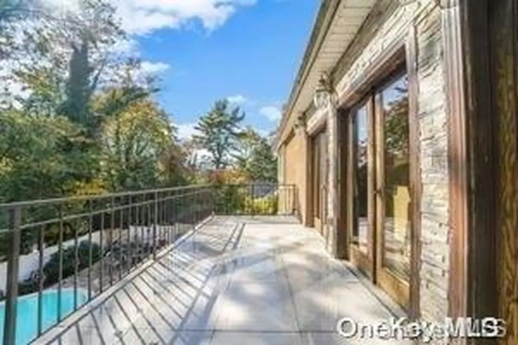8 Ridge Drive E Roslyn NY 11576