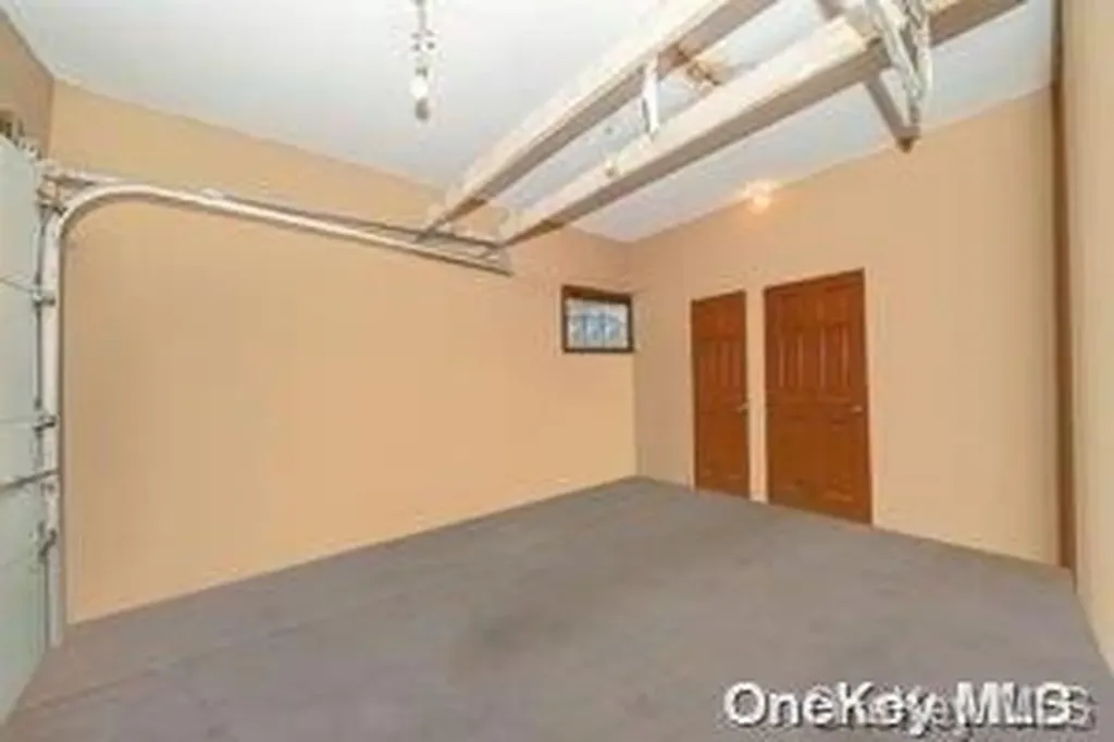 8 Ridge Drive E Roslyn NY 11576