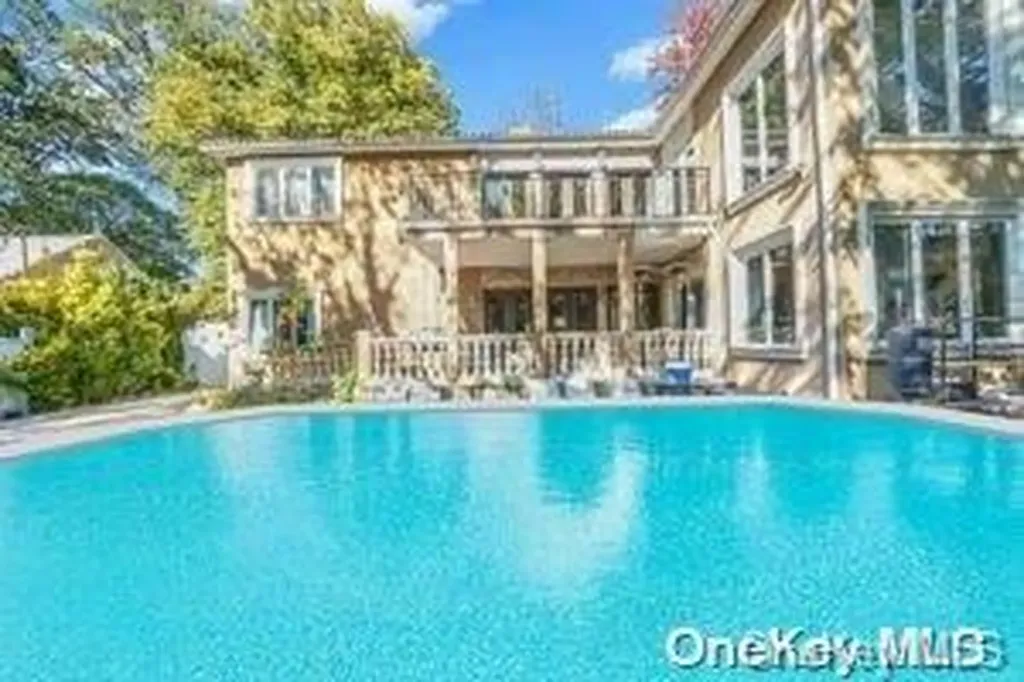 8 Ridge Drive E Roslyn NY 11576