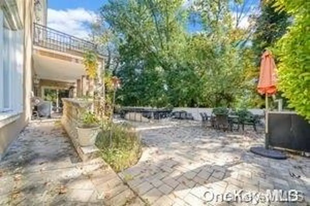 8 Ridge Drive E Roslyn NY 11576