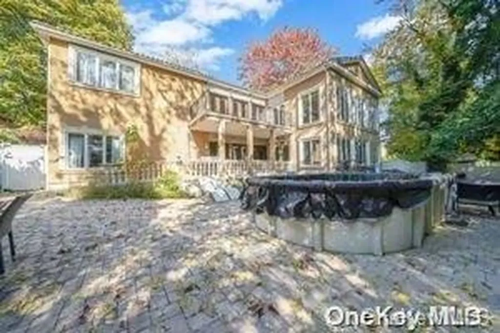 8 Ridge Drive E Roslyn NY 11576