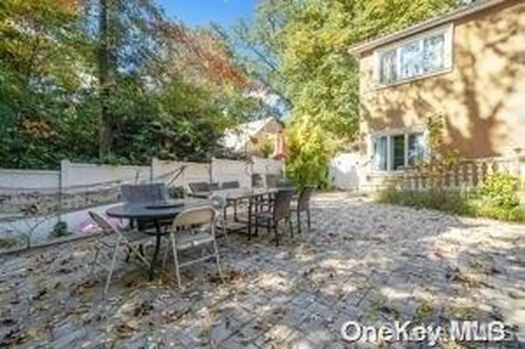 8 Ridge Drive E Roslyn NY 11576