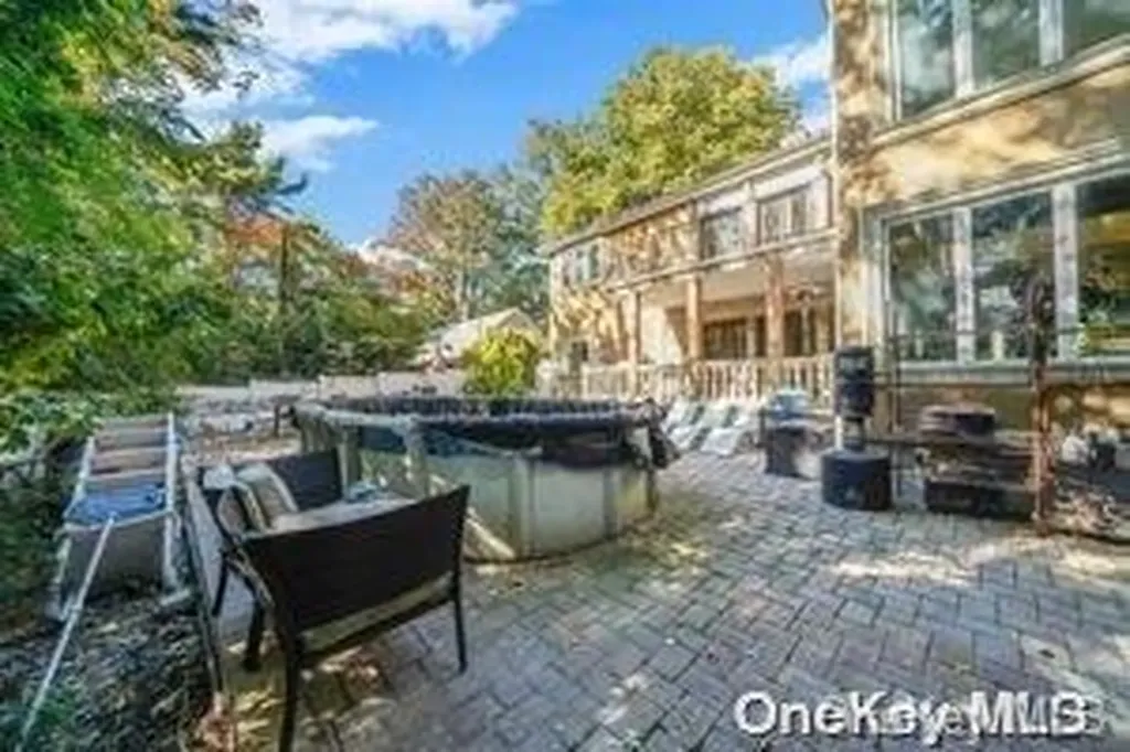 8 Ridge Drive E Roslyn NY 11576