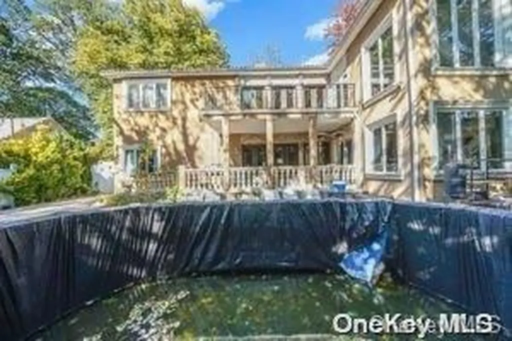 8 Ridge Drive E Roslyn NY 11576