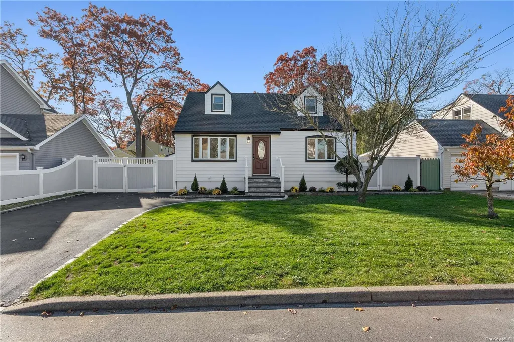 409 N Hamilton Avenue Lindenhurst NY 11757