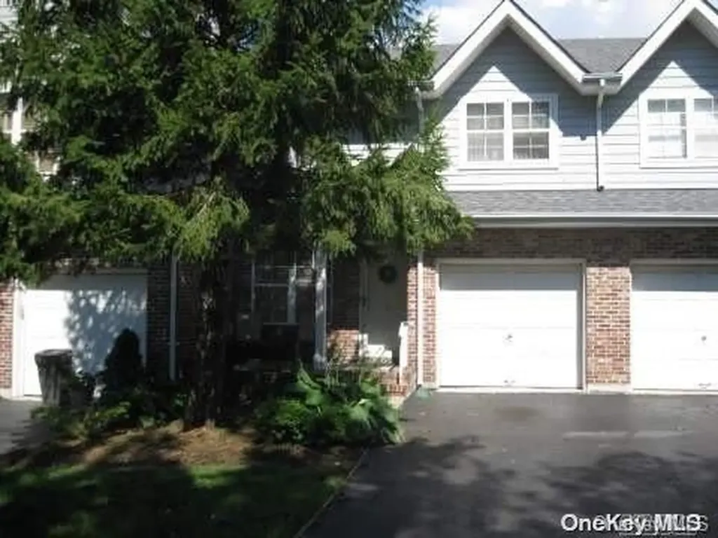 5 Sprucewood Boulevard Central Islip NY 11722
