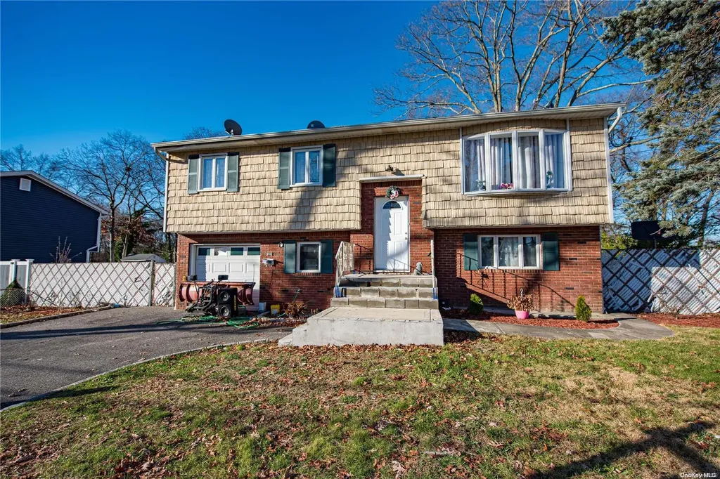 240 Phyllis Drive Patchogue NY 11772