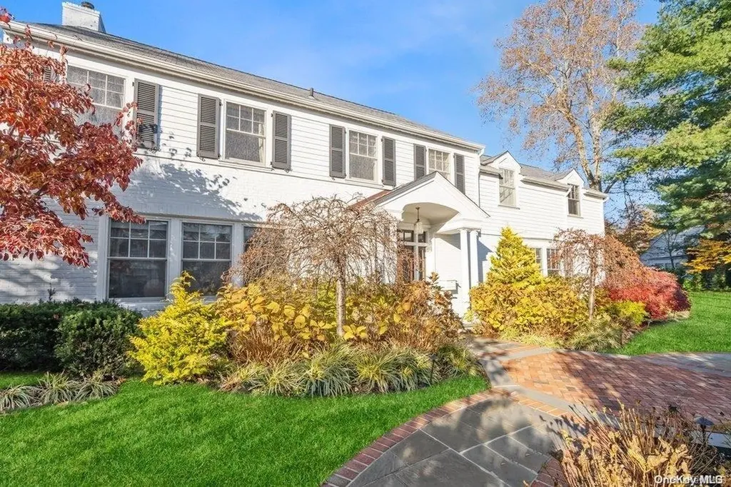 11 Nassau Drive Great Neck NY 11021