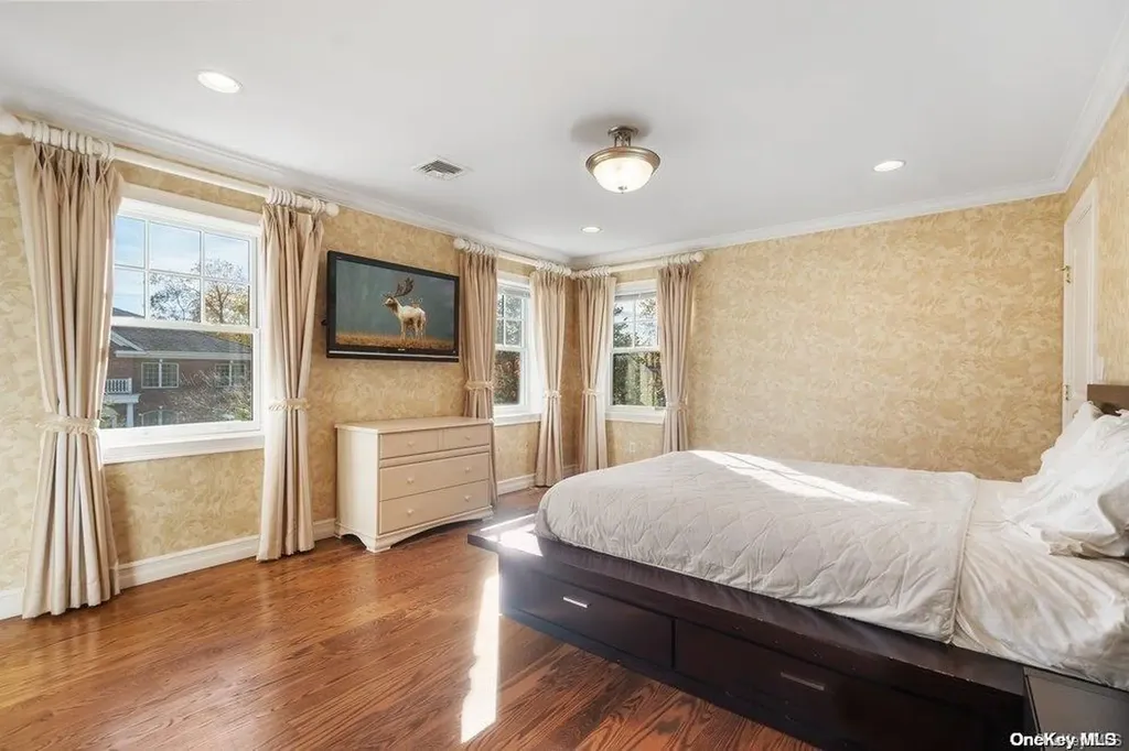 11 Nassau Drive Great Neck NY 11021