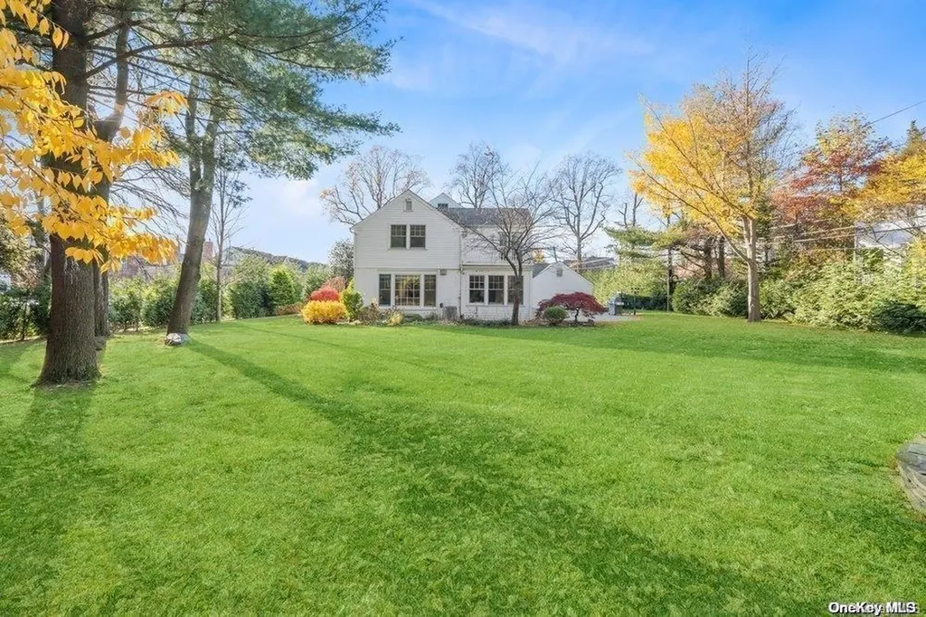 11 Nassau Drive Great Neck NY 11021