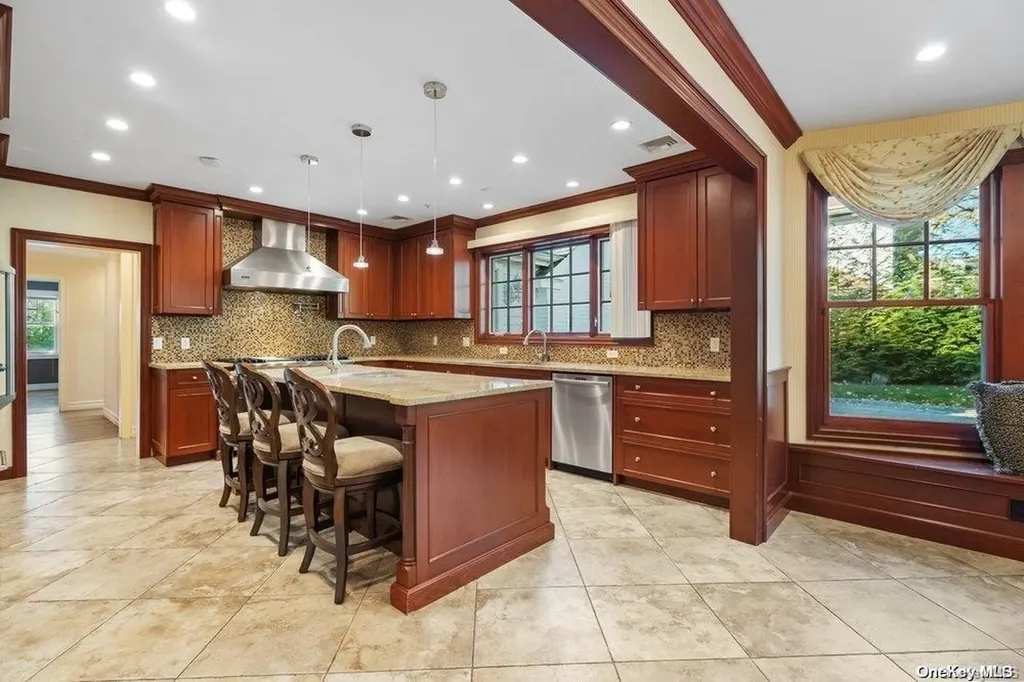 11 Nassau Drive Great Neck NY 11021