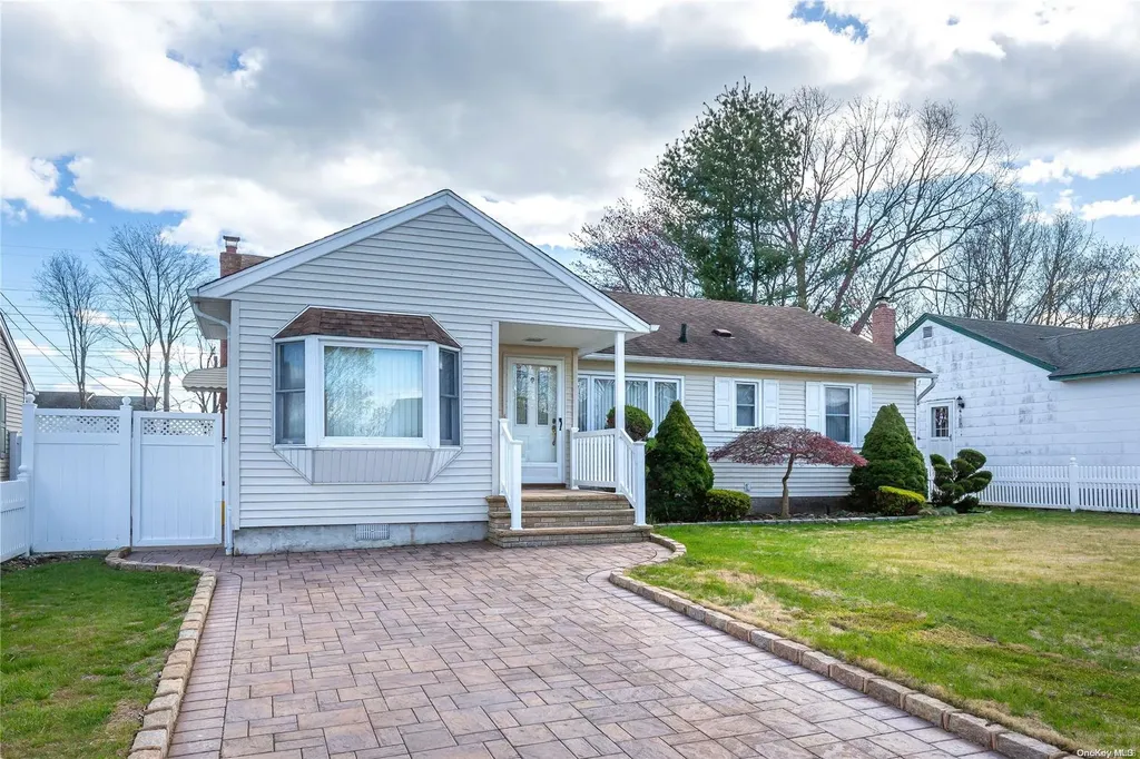 9 Crestline Avenue Bethpage NY 11714