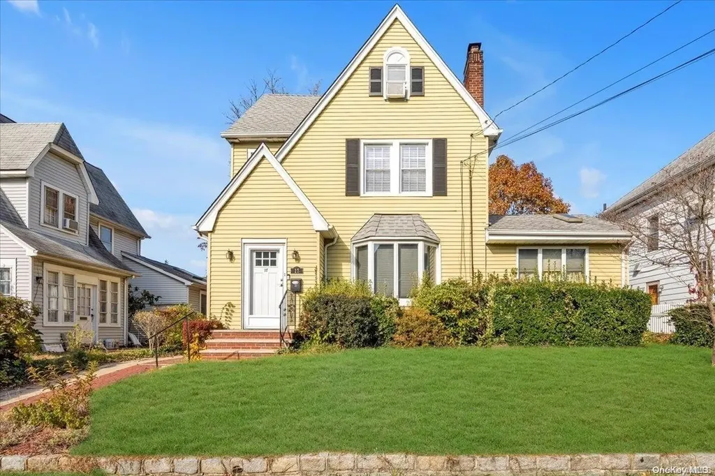 17 Baker Hill Road Great Neck NY 11023