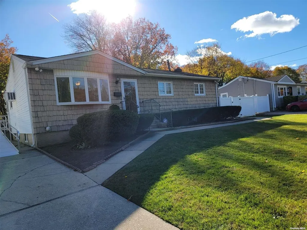 246 Spur Drive S Bay Shore NY 11706