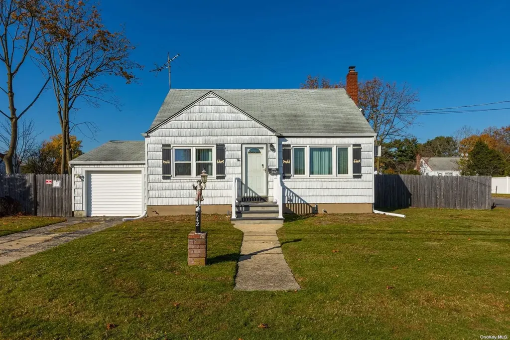 342 11th Street West Babylon NY 11704