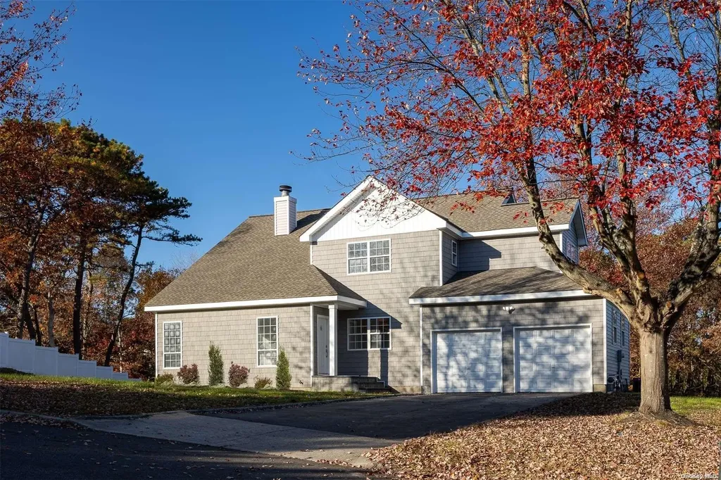 15 Lyons Lane Coram NY 11727