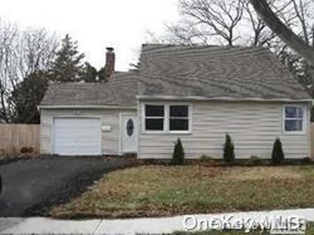 18 Nancy Place Massapequa NY 11758