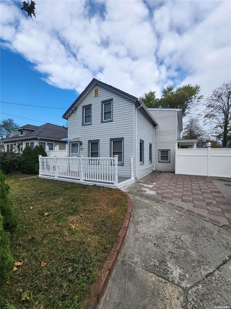 33 Nottingham Avenue Patchogue NY 11772