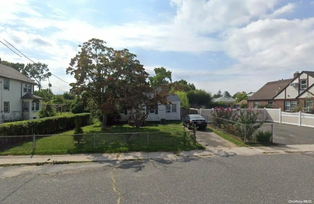3 2nd Avenue Central Islip NY 11722