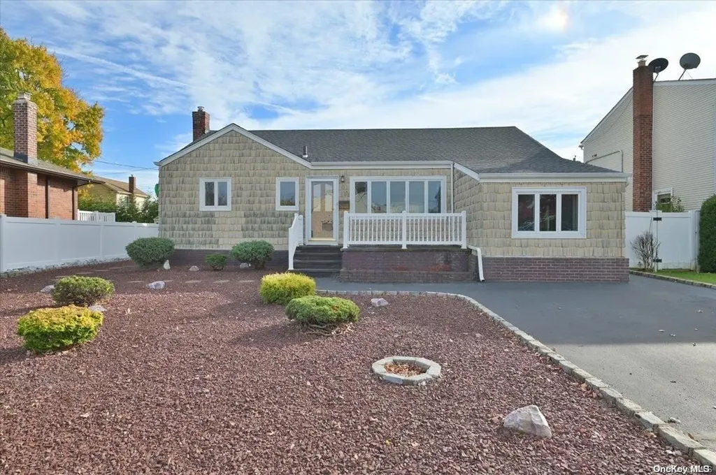 15 Stewart Street Plainview NY 11803
