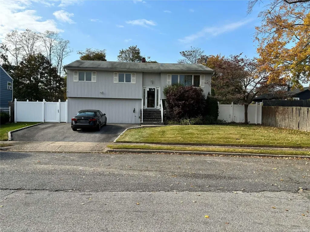 18 Maylen Drive Brentwood NY 11717